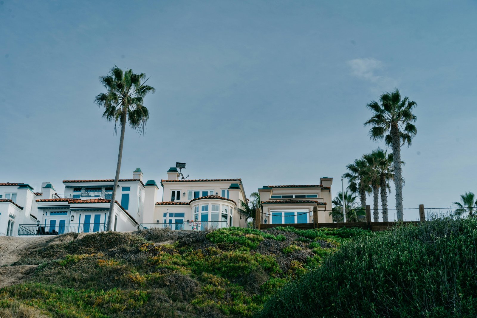 Sustainable Features and Smart Technology in Celebrity Vacation Homes