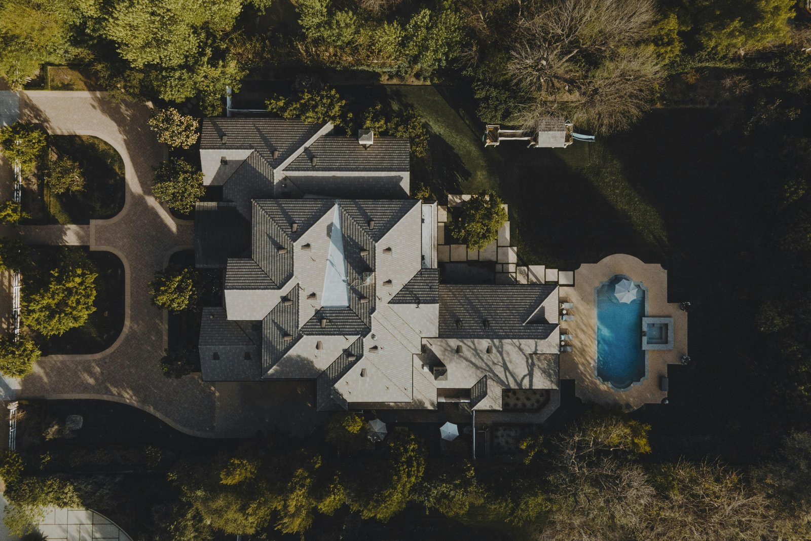 How to Navigate High-End Property Purchases Like a Star